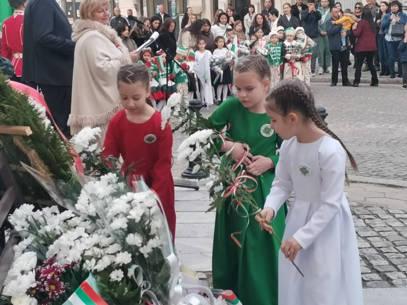 Гоце Делчев почете Трети март с изложба и тържествена церемония пред паметника на падналите за свободата