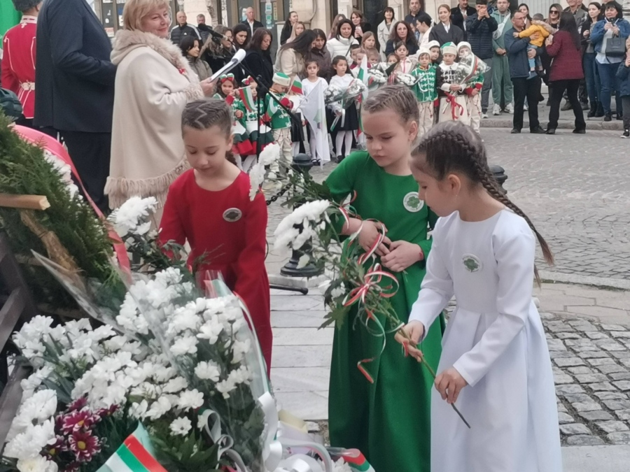 Гоце Делчев почете Трети март с изложба и тържествена церемония пред паметника на падналите за свободата