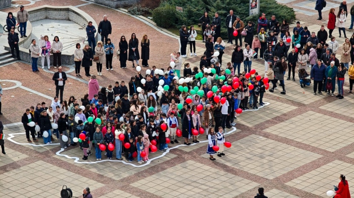 Дупница отбеляза Трети март с тържествен ритуал и флашмоб на площад „Свобода“