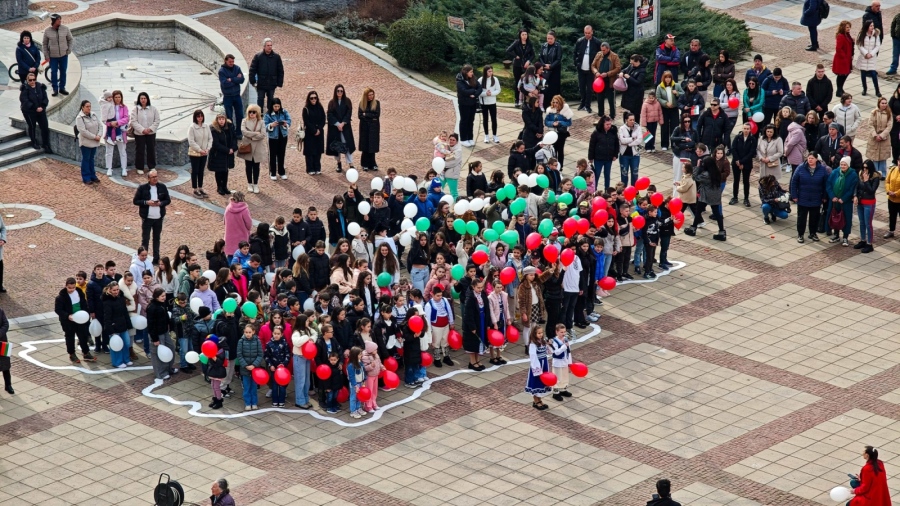 Дупница отбеляза Трети март с тържествен ритуал и флашмоб на площад „Свобода“