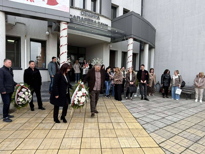 Празник в Сапарева баня: Кметът Калин Гелев призова за гордост и единство пред паметника на Левски