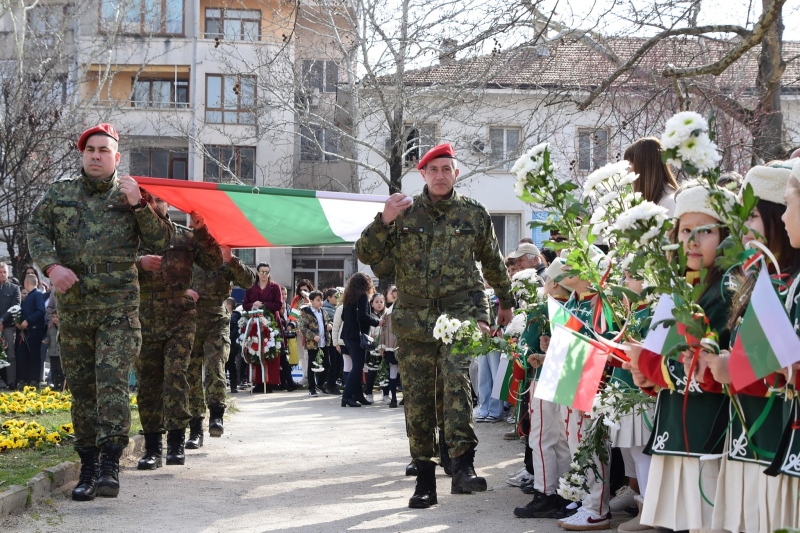 Сандански празнува с военна заря и голямо патриотично шествие