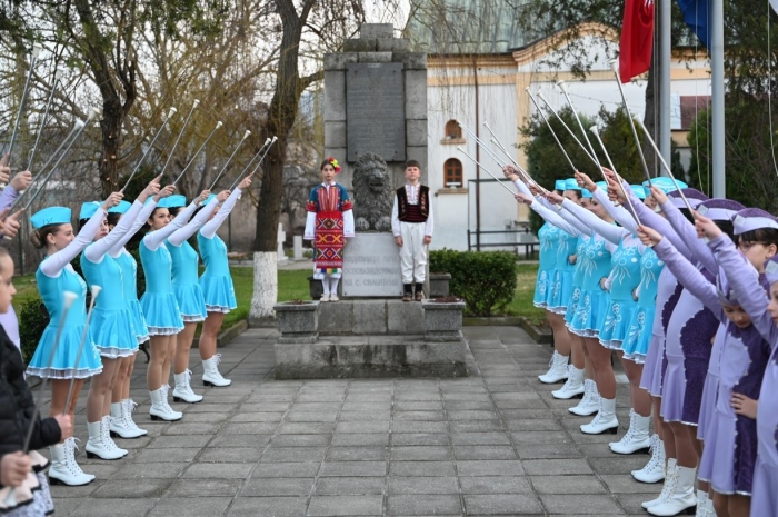 Симитли засия в празнична заря: Стотици почетоха 148 години Свобода пред паметник „Лъвчето“