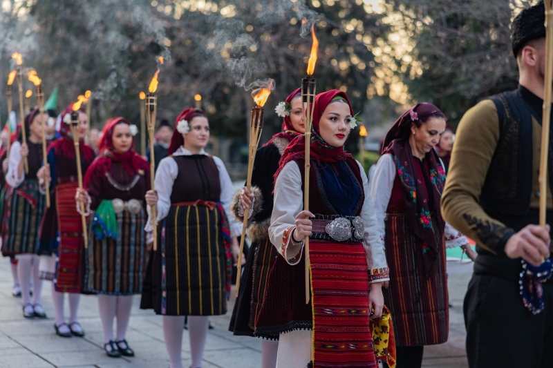 Факелно шествие и грандиозна заря: Разлог отбеляза 148 години Свобода с военен ритуал