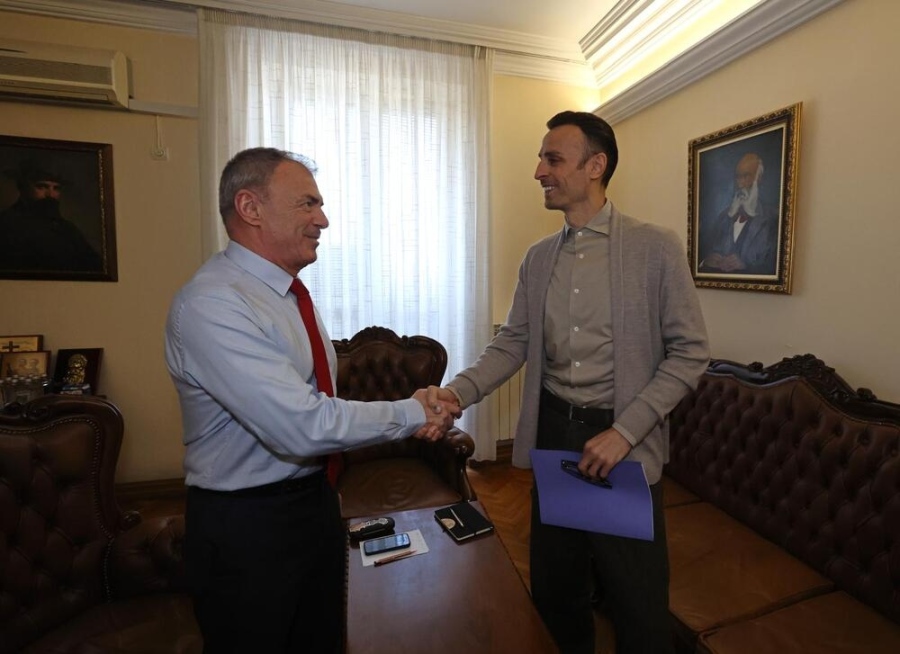 Димитър Бербатов: Физкултурните салони в училищата да останат отворени след учебните часове