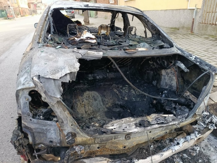 Образуваха досъдебно производство за палежа на мерцедеса в Дупница