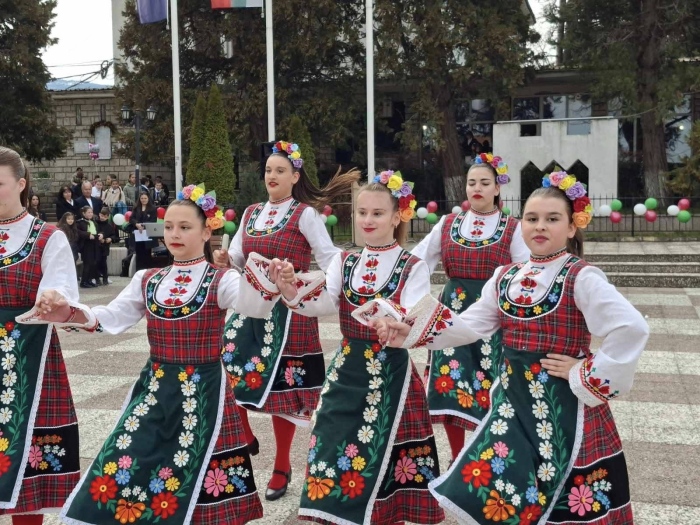 Долна баня отбеляза Националния празник с общоградско тържество и послание за единство