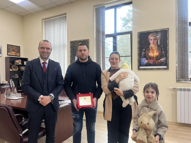 Кметът на Кюстендил награди прекрасната Никол като „Бебе на годината“