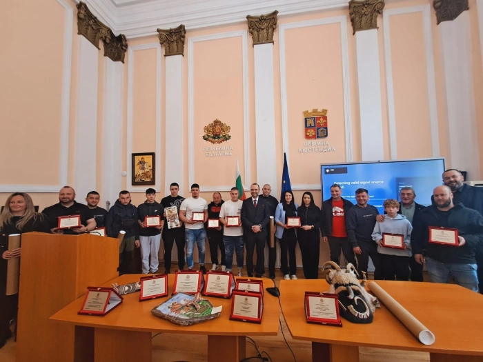 Празничен дух! Наградиха с автентични кукерски маски  близо 30 участници от фестивала „Джамала“ в Кюстендил