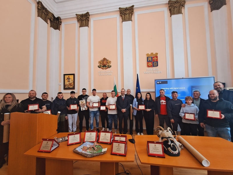 Празничен дух! Наградиха с автентични кукерски маски  близо 30 участници от фестивала „Джамала“ в Кюстендил