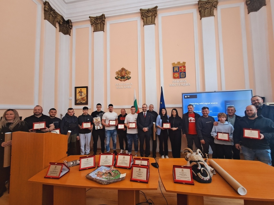 Празничен дух! Наградиха с автентични кукерски маски  близо 30 участници от фестивала „Джамала“ в Кюстендил