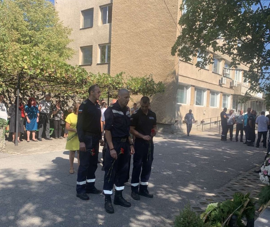 Кюстендил и Бобов дол почитат загиналите герои: Сини светлини ще светнат пред сградите на МВР в областта