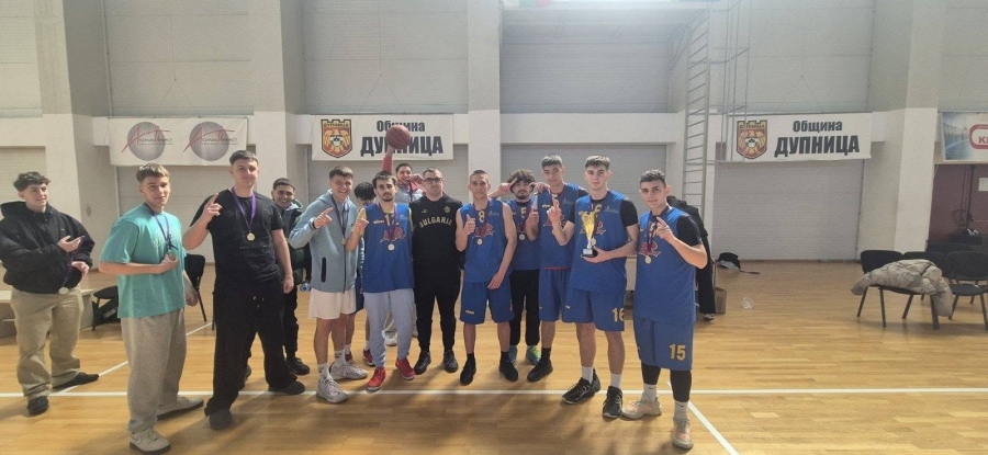 Победи, купи и медали за най-добрите училищни отбори по баскетбол в Дупница