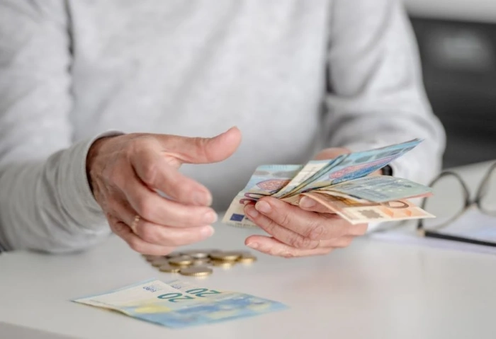 Започва изплащането на пенсиите, работещите в пощите спират работа в знак на протест