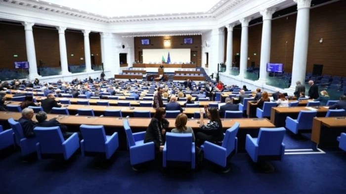 Парламентът изслушва институции за възможна криза с горивата