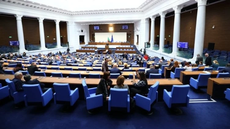 Парламентът изслушва институции за възможна криза с горивата