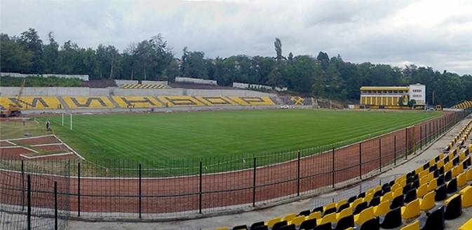 Подменят счупените седалки на стадион „ Миньор “, освежават настилката