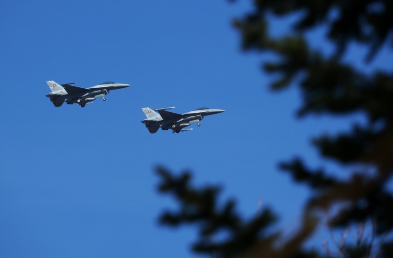 Защо летят изтребители над София? Българските F-16 тренират кацане на летище „Васил Левски“ (Видео, снимки)