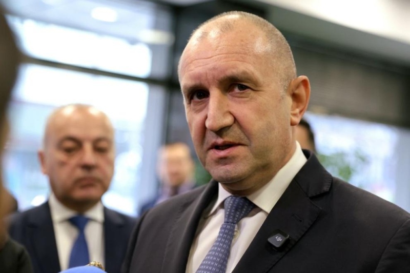 Радев: Миналата година ни лъгаха, че няма да има поскъпване с еврото, а сега че няма пряка заплаха за България