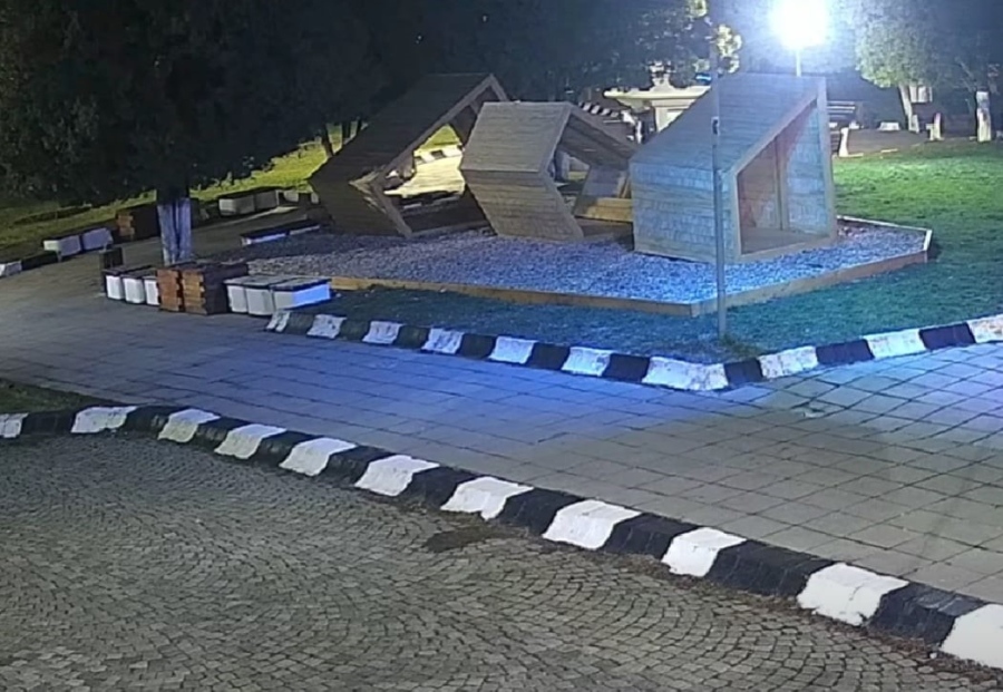 Вандали потрошиха мартенската украса в центъра на Радомир