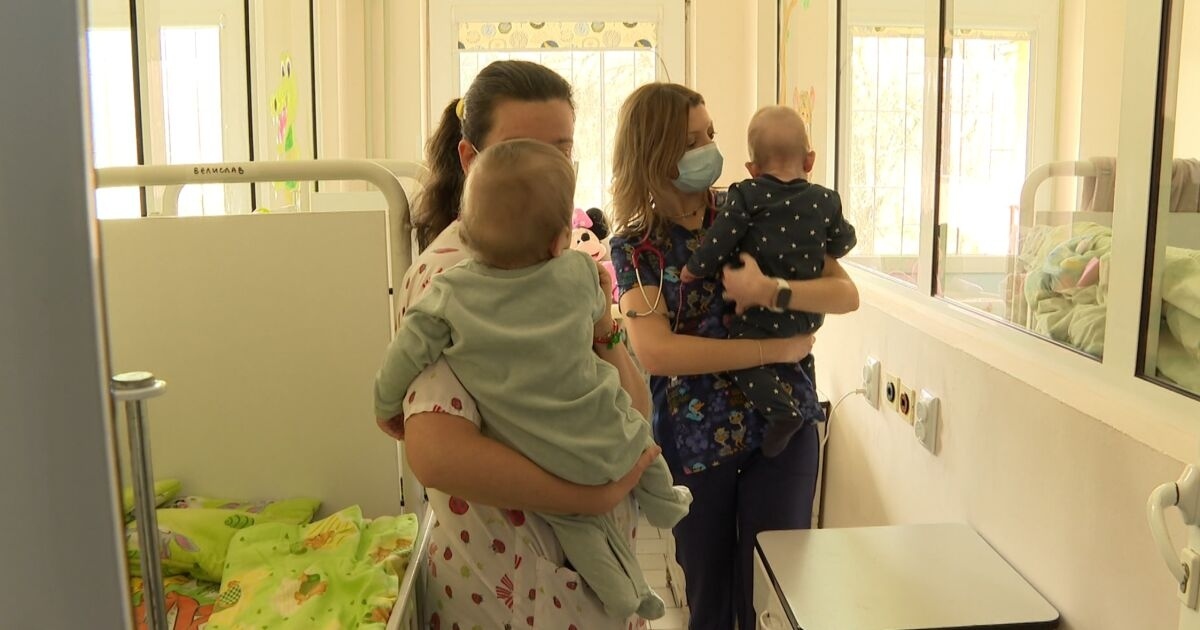 След 9 месеца в болнична стая: Близнаците от Кардиологията вече са при приемни родители в област Перник