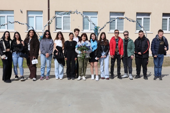 „Сцената е Ваша, Режисьоре“: Зрелостници от Симитли поканиха класната си на бал със спектакъл