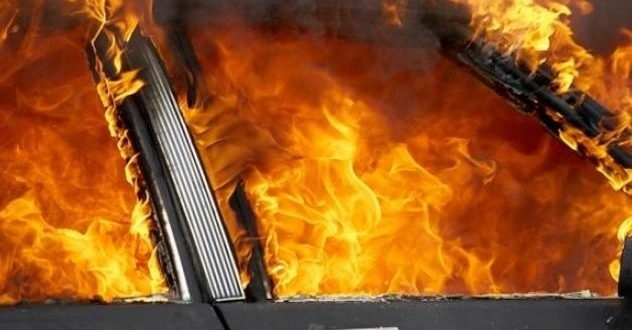 Два автомобила изгоряха при пожар в Драгичево, разследват палеж