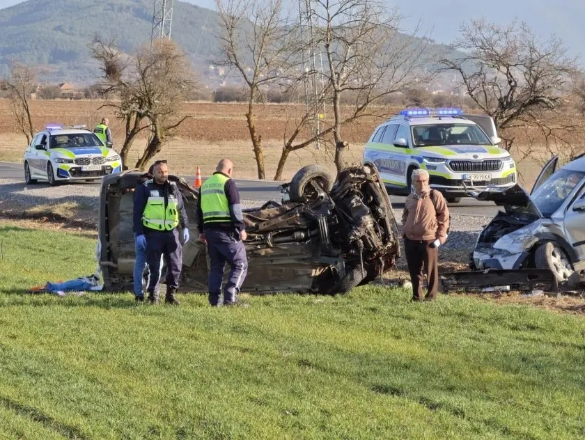 Двама души загинаха, а други четирима са тежко ранени при жестока катастрофа край Радомир (ВИДЕО)