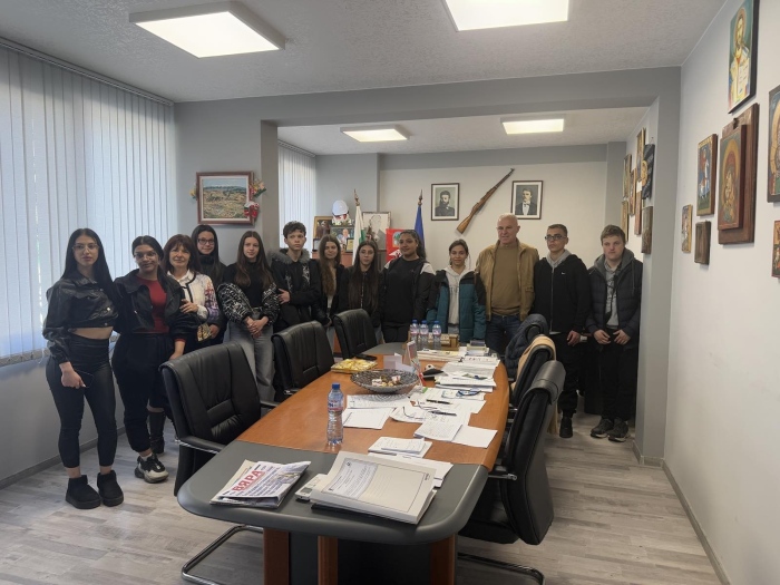 Абитуриенти впечатлиха кмета на Симитли с тържествена покана за бала