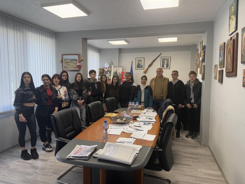 Абитуриенти впечатлиха кмета на Симитли с тържествена покана за бала