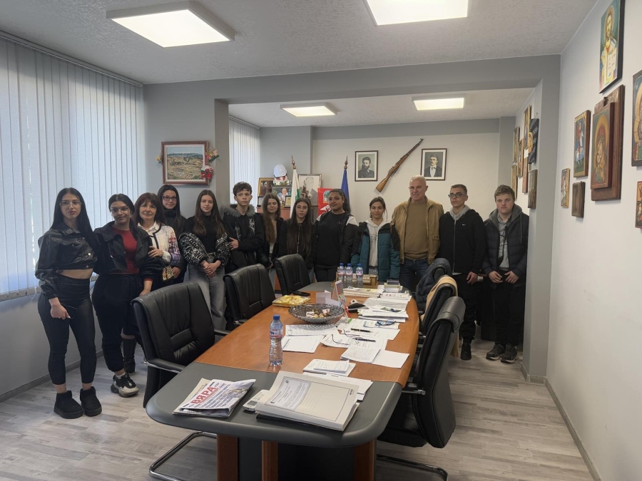 Абитуриенти впечатлиха кмета на Симитли с тържествена покана за бала