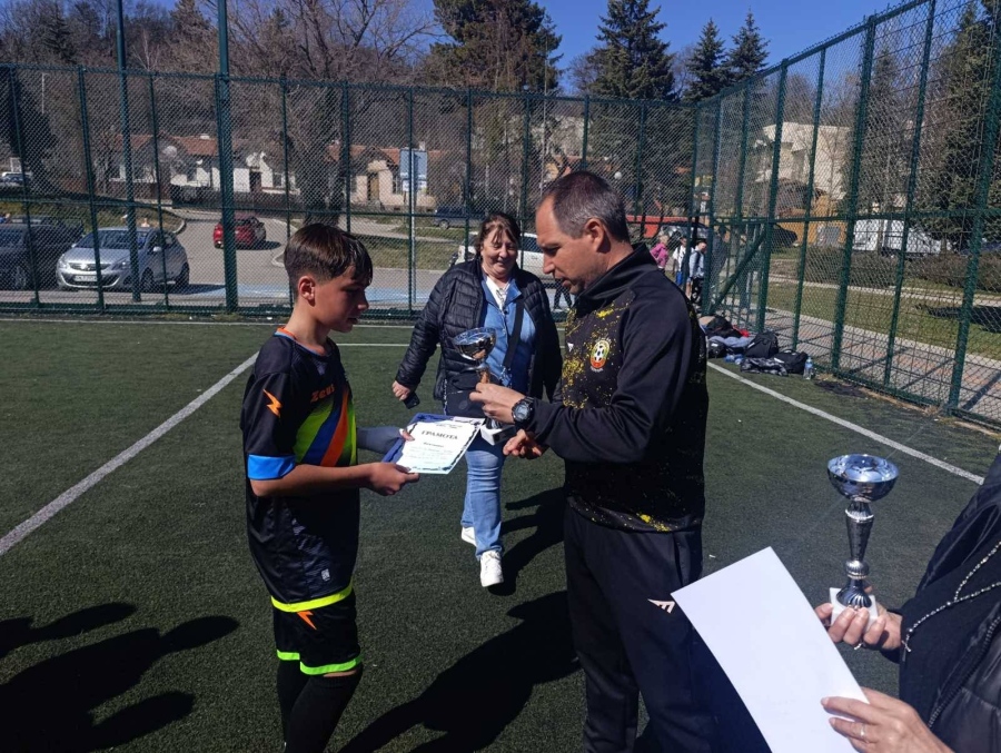 Момчетата на ОУ „Христо Смирненски“ в Радомир станаха областни първенци по футбол