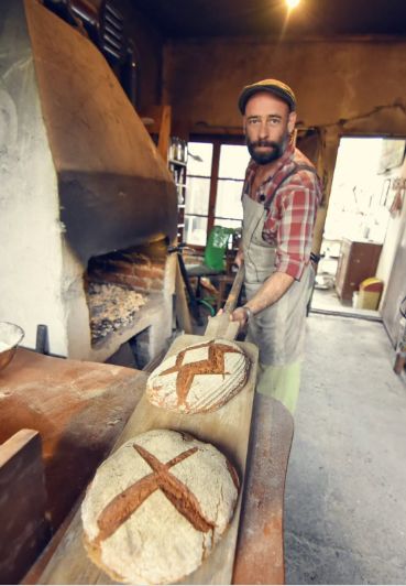 Млад майстор меси хляб по вековни рецепти в Еремия