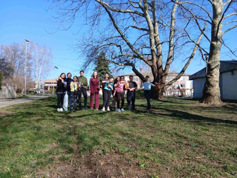 Доброволци от Крайници с пролетна мисия за по-красиво село