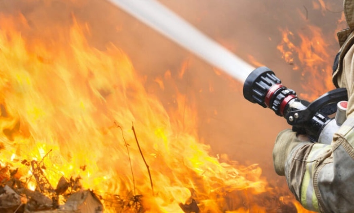 Пожар заради небрежност пламна в цех за пластмасови отпадъци край Гърмен