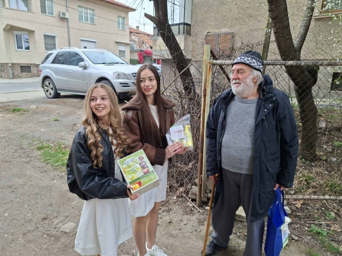 Кюстендилска пролет с кауза: Участничките в конкурса зарадваха над 100 самотни възрастни хора