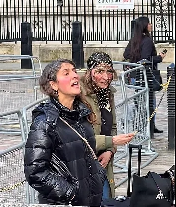 Лео Бианки предлага самолетни билети на изпадналите в беда тризначки Вяра и Надежда от Благоевград