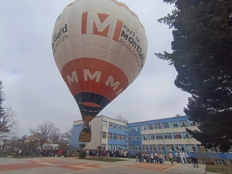 Епична покана за бал! Абитуриенти от Костенец издигнаха класната си с балон в небето