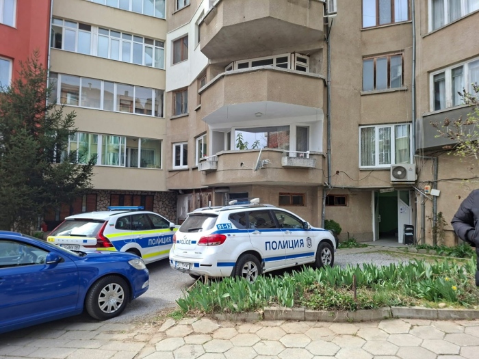 Полиция обсади блок в Благоевград: 19-годишен се барикадира и заплашва да посегне на живота си