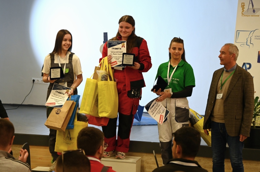 Млади строителки обраха наградите за мазилки, шпакловане и бояджийство в Перник