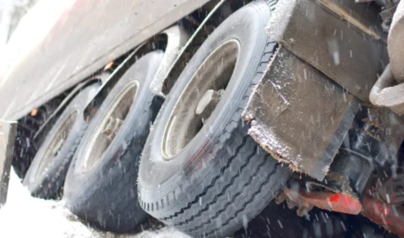 Товарен автомобил се обърна на АМ „Струма”, шофьорът в болница