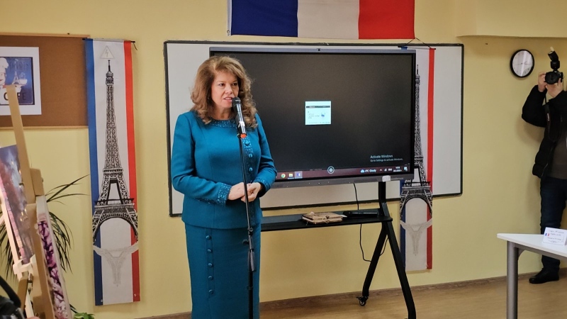 Илияна Йотова посети ГПЧЕ „Симеон Радев“ в Перник за Деня на франкофонията