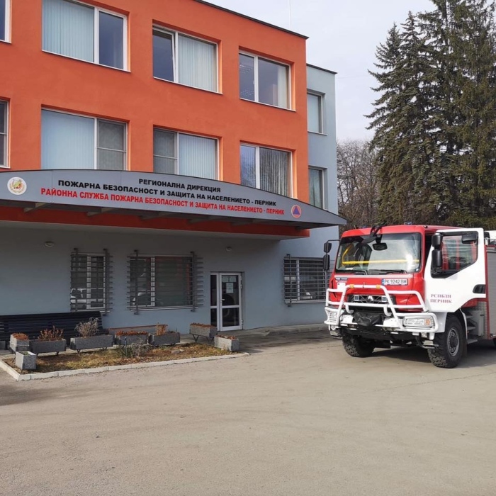 80-годишна жена е с изгаряния по лицето след пожар заради изхвърлена сгурия в Студена