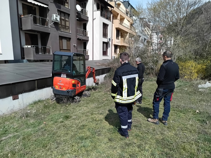 С багер и часове копаене: Спасиха заклещено в тръба коте в Благоевград, вече е на свобода и в добро здраве