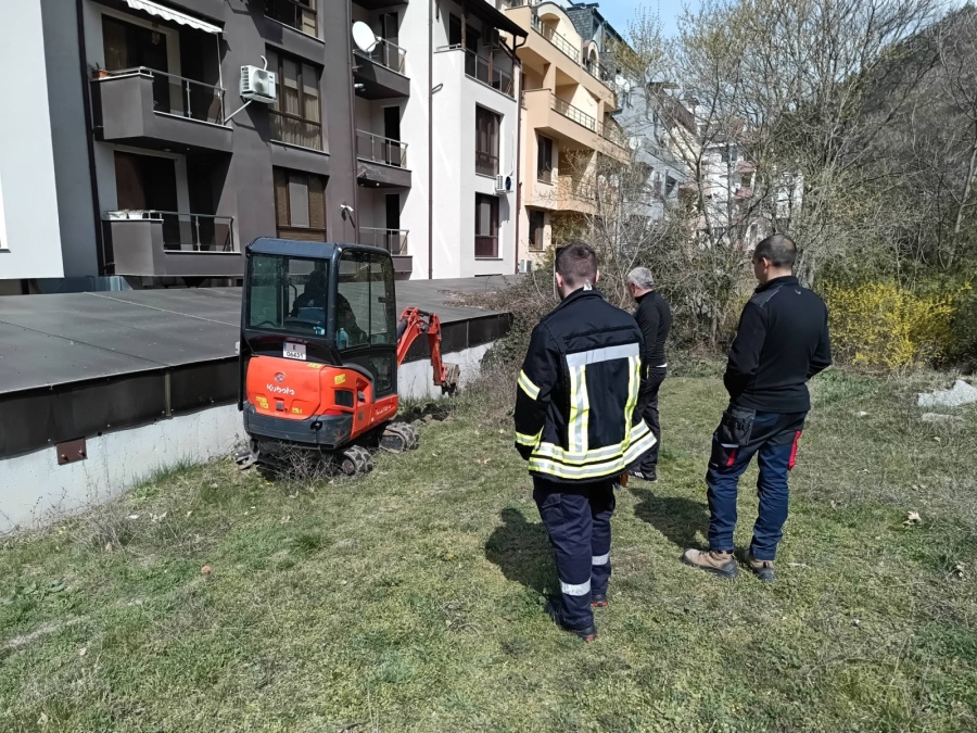 С багер и часове копаене: Спасиха заклещено в тръба коте в Благоевград, вече е на свобода и в добро здраве