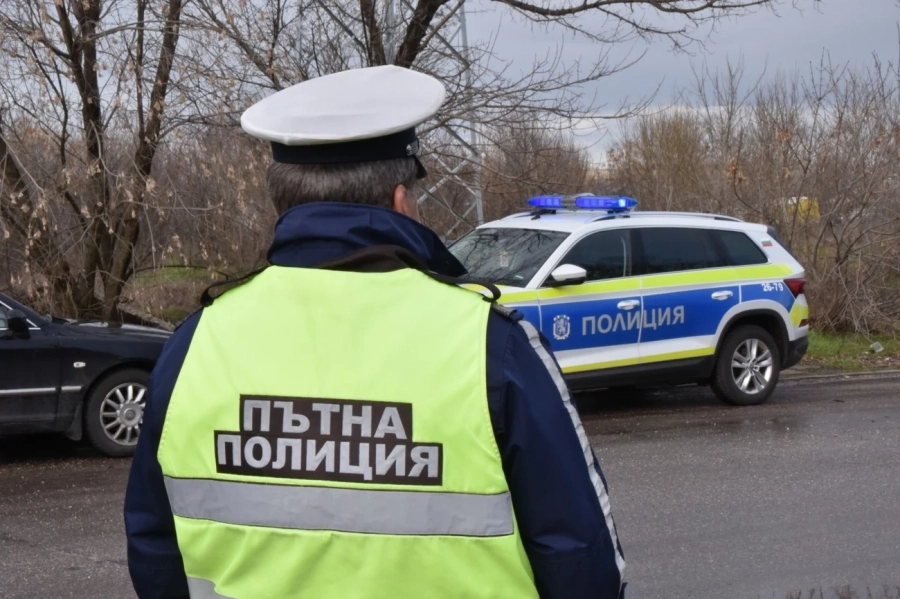Шофьор с 2,4 промила се заби в стълб в Шишковци, спътничката му със счупване