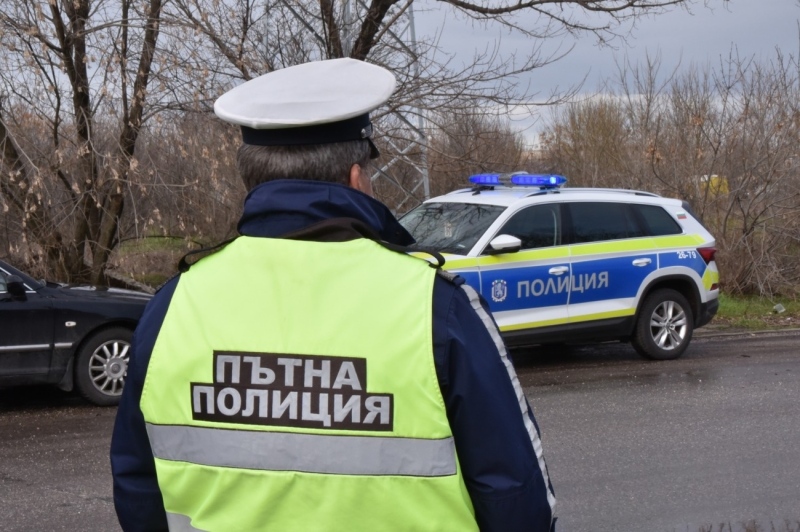 Шофьор с 2,4 промила се заби в стълб в Шишковци, спътничката му със счупване