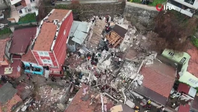 Един човек загина, а десет са ранени след срутването на две сгради в Истанбул