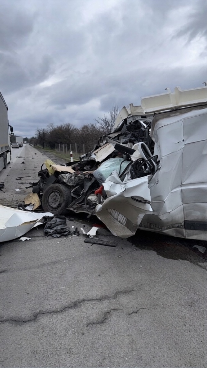 Един загина, а друг е в болница след меле на „Тракия“ край Ихтиман: „Тялото на шофьора е на части“ (Обновено)