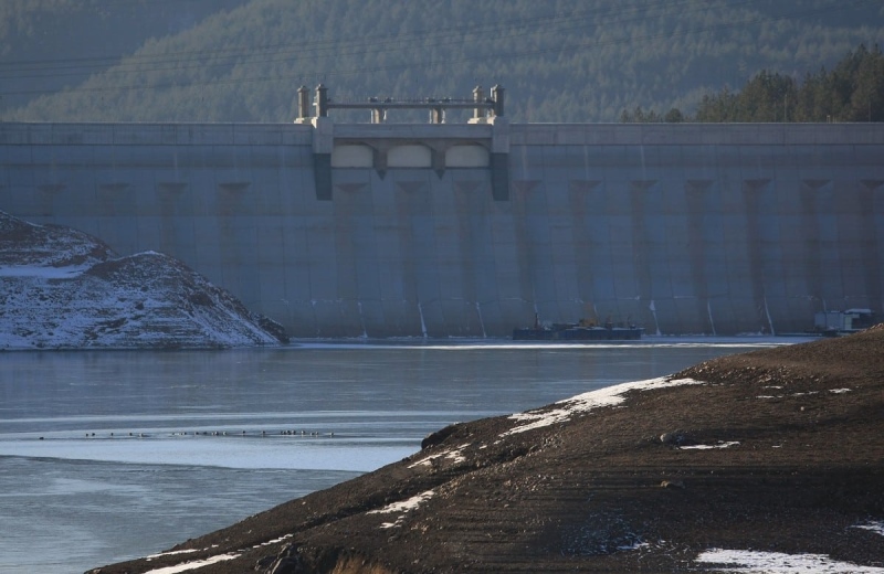 Язовир „Пчелина“ прелива, започнаха контролирано изпускане на „Студена“ 
